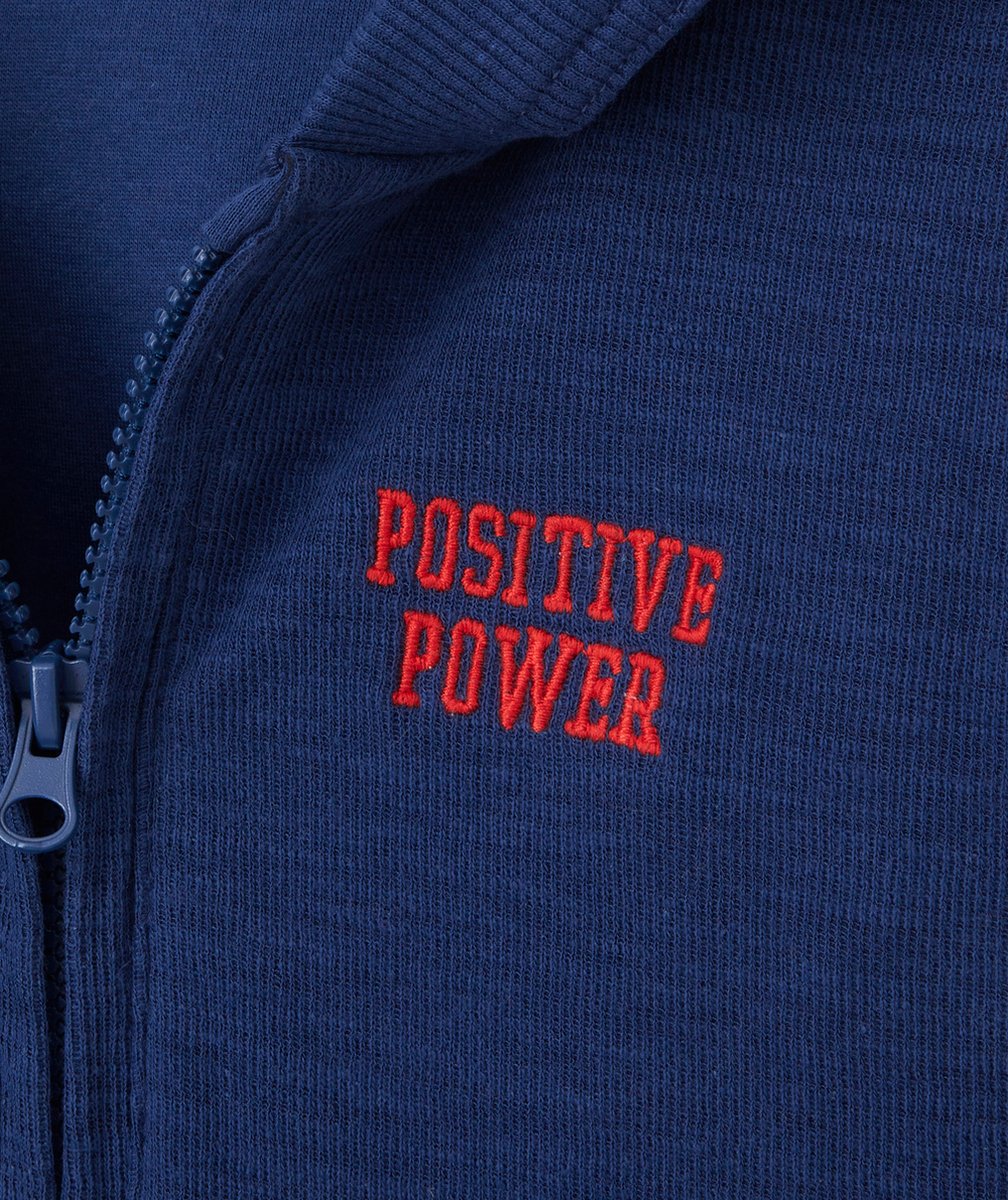 LE T-SHIRT BLEU À CAPUCHE AVEC POCHE