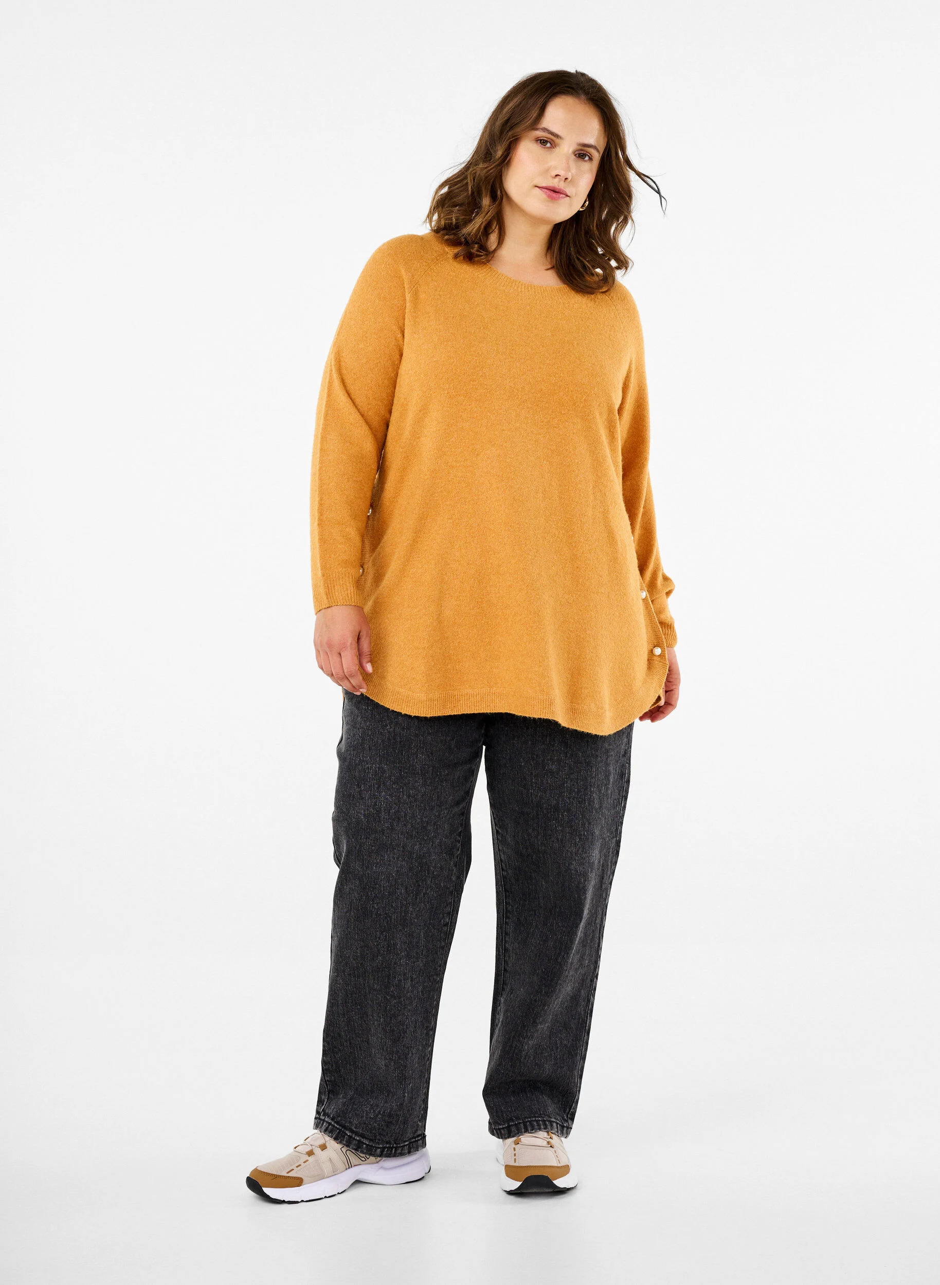 Strikbluse med perledetaljer