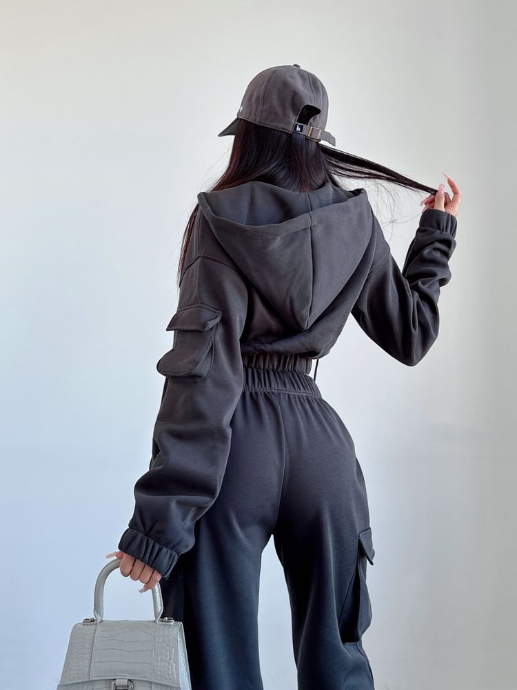 LIVIE - Fleecegevoerde cropped hoodie met geborduurde letters en rits / Cargo-joggingbroek met elastische taille en wijde pijpen