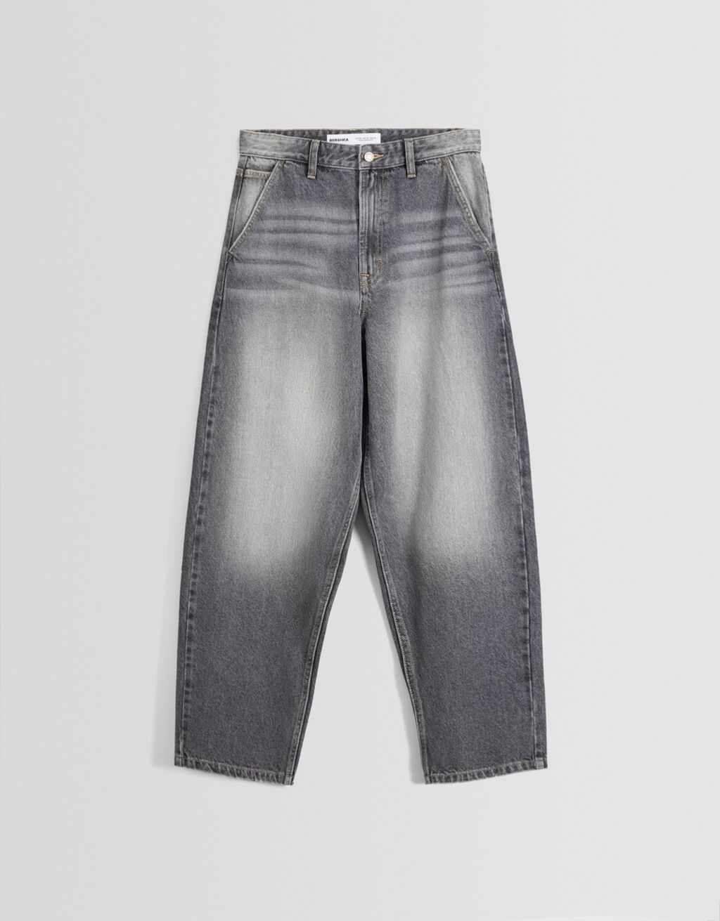 calça jeans estilo skater com efeito desbotado