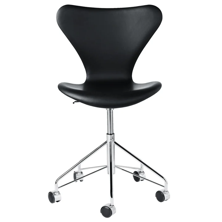 Fritz Hansen - Serie 7 Bürostuhl Vollpolsterung, Chrom / Essential Leder schwarz (gebremste Rollen für Hartfussböden)