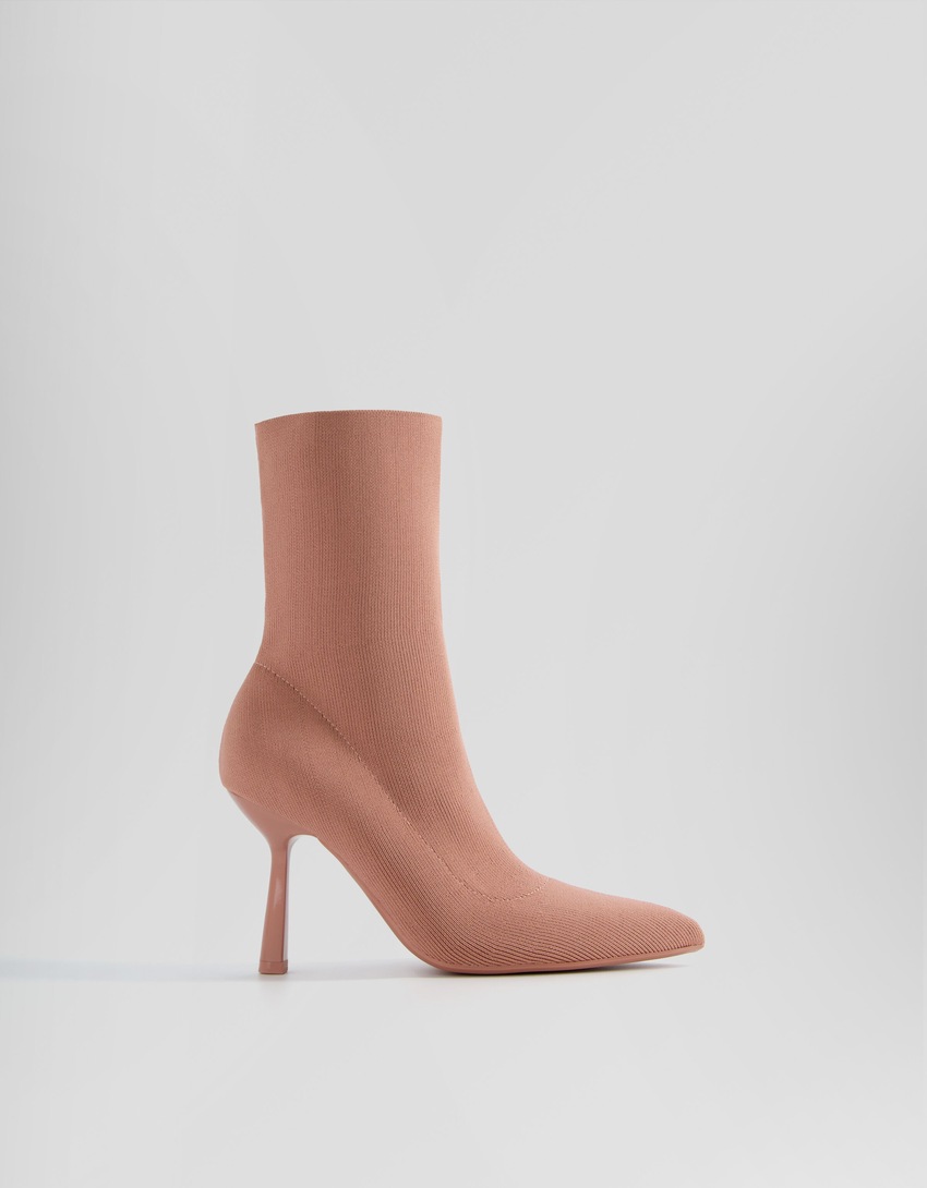 Botas de cano curto com salto alto e modelagem ajustada