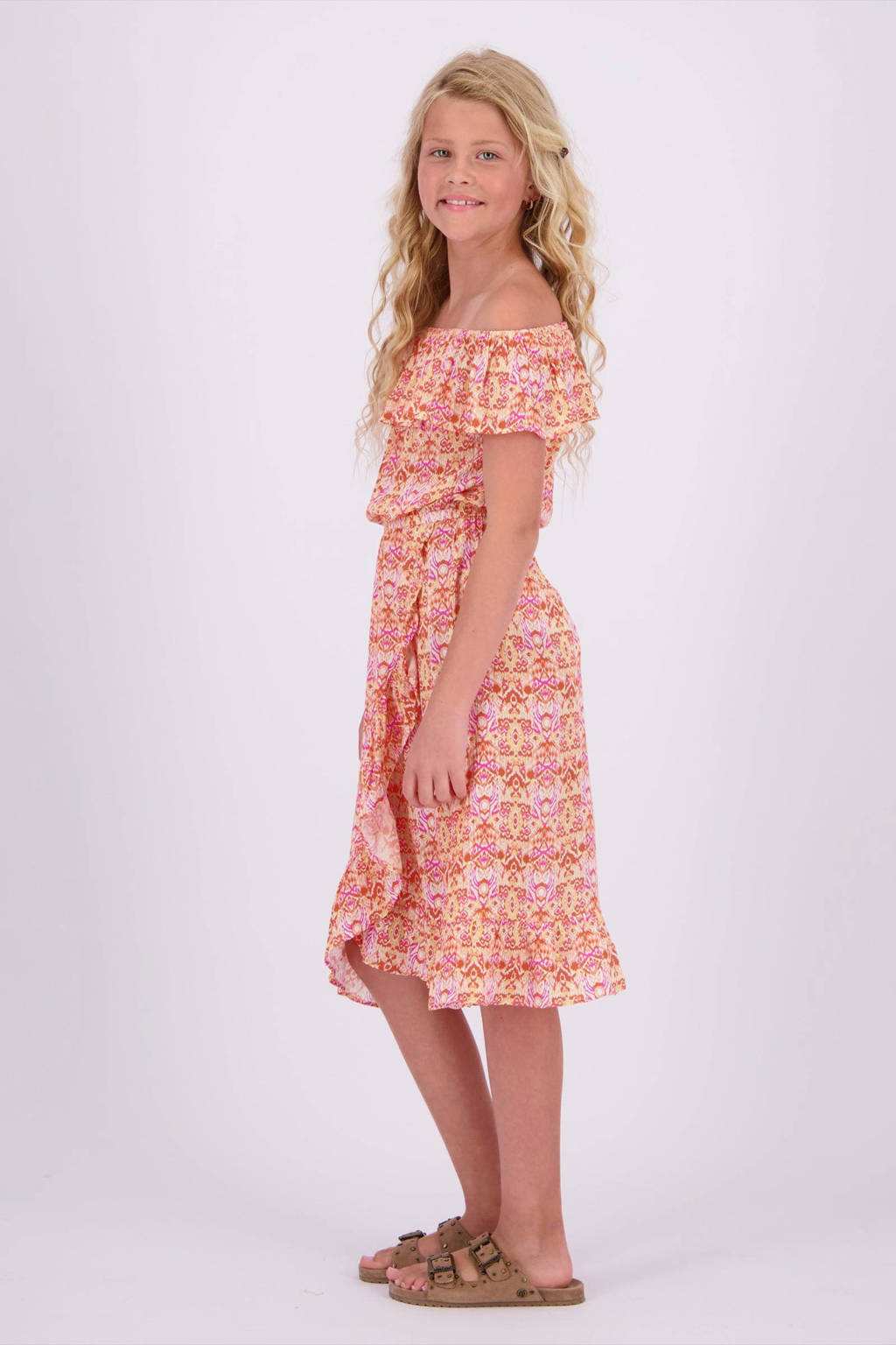 Vingino off shoulder jurk Peninah met all over print en volant oranje/roze/geel