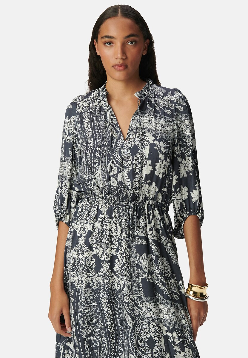 Vestido midi IKKS com estampa de bandeiras e mangas até o cotovelo.