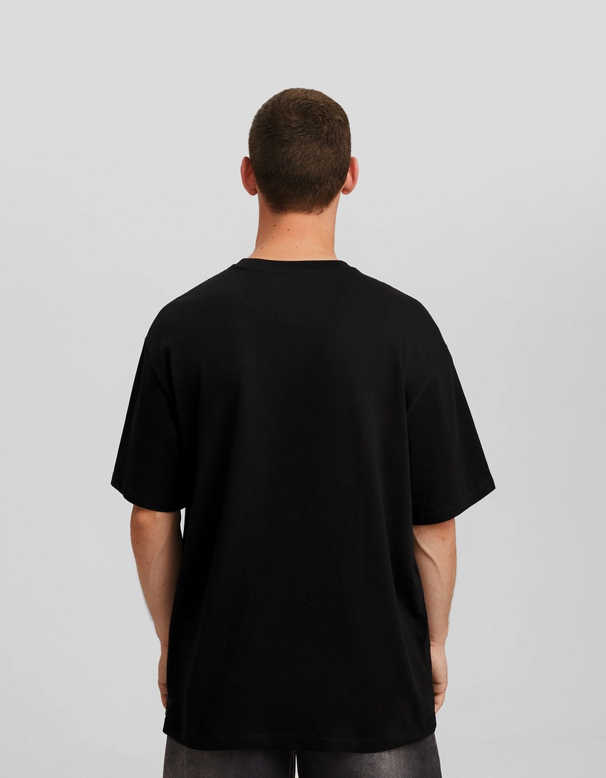 Camiseta de manga curta com modelagem quadrada e estampa da tendência atual.