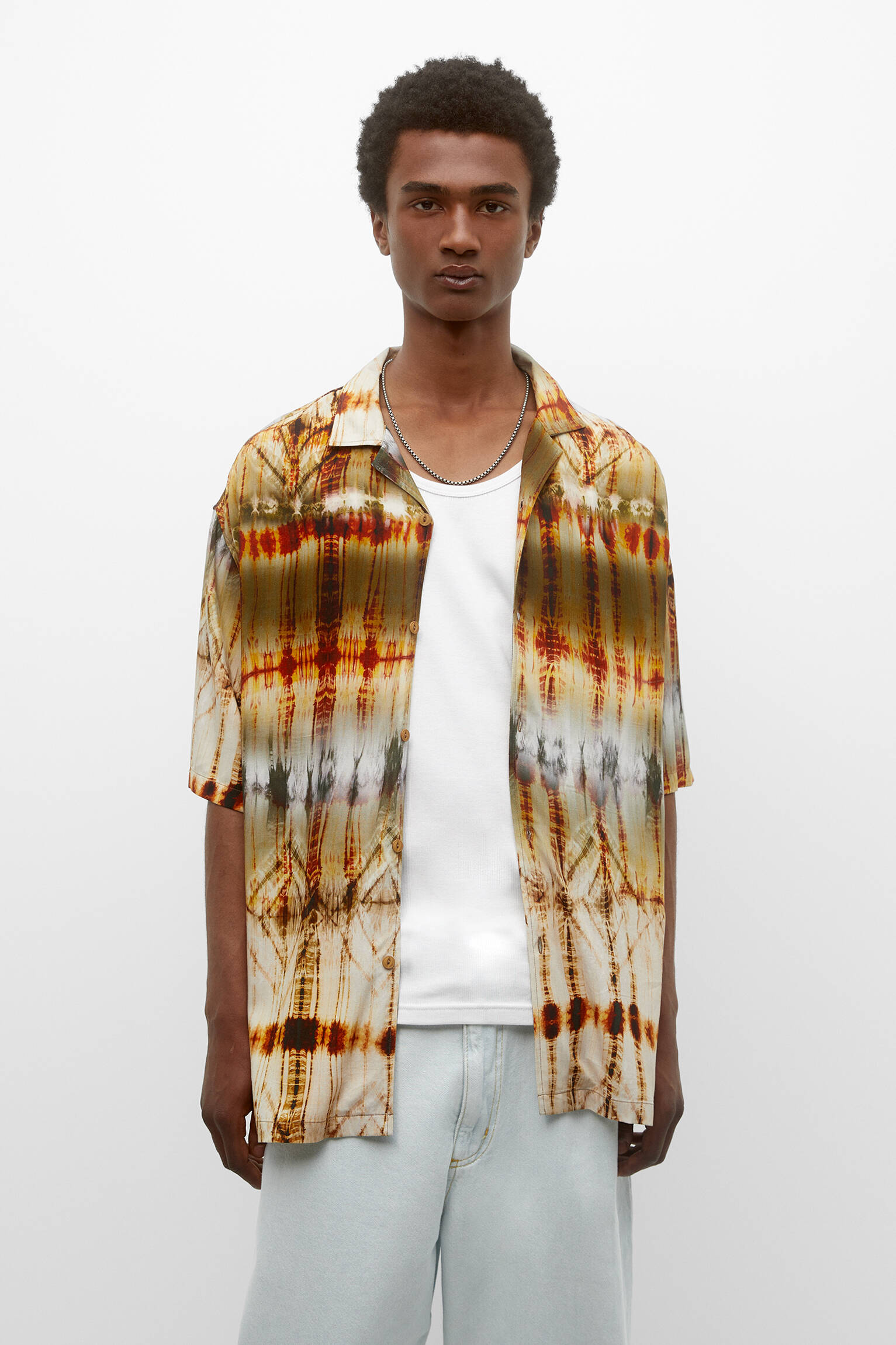 CAMISA DE MANGA CURTA COM ESTAMPA TIE-DYE GEOMÉTRICA - CÁQUI