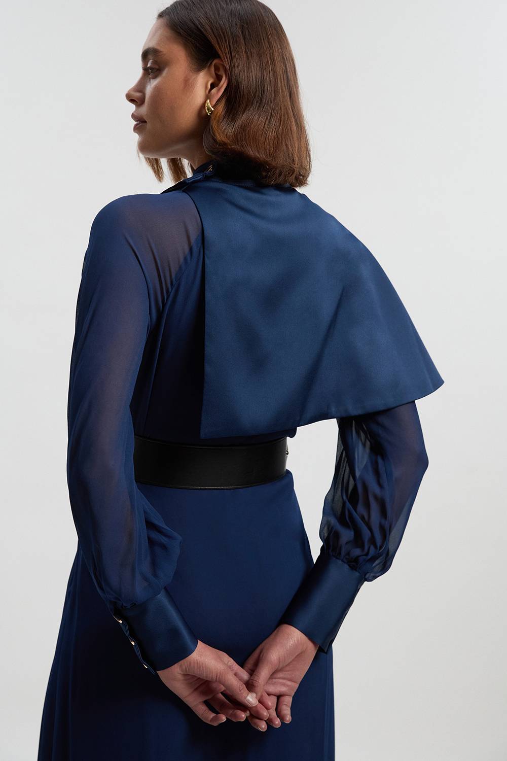 KarenMillen Robe Longue Tissée Petite Taille avec Détail Cape Transparente Style Militaire