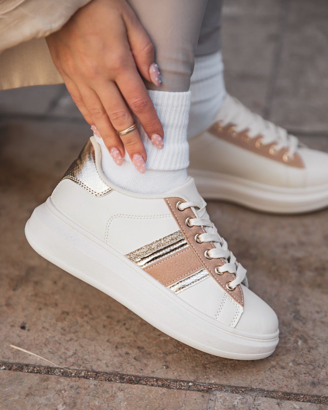 Basket femme dorée beige et blanche à lacets - Hena