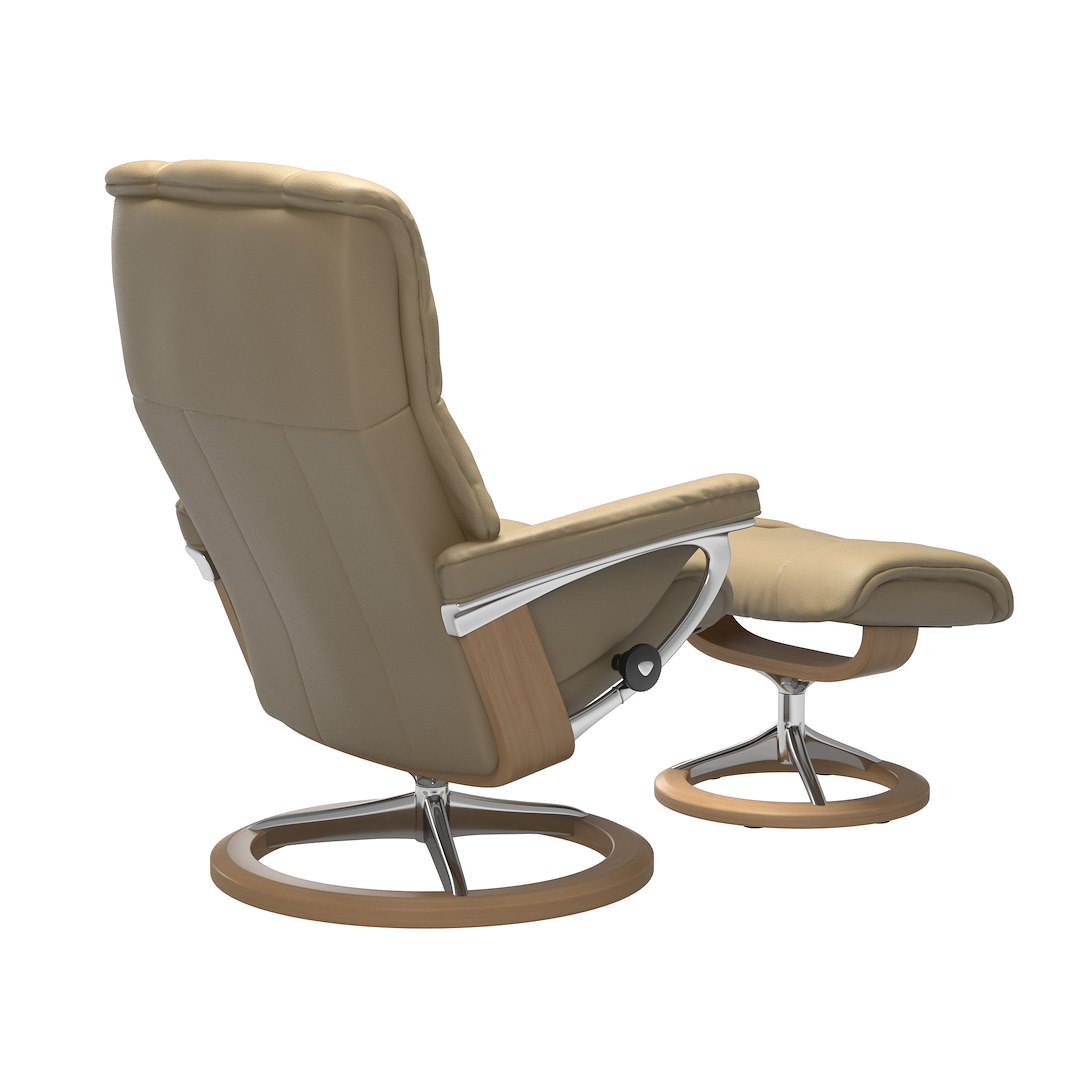 Mayfair (M) Signature lenestol med krakk Hud Velaro Beige og Signature understell i eikbeiset og krom.