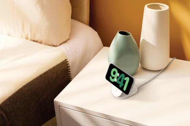 Belkin BoostCharge Qi2 magnetisk foldbar opladningsstander (hvid)