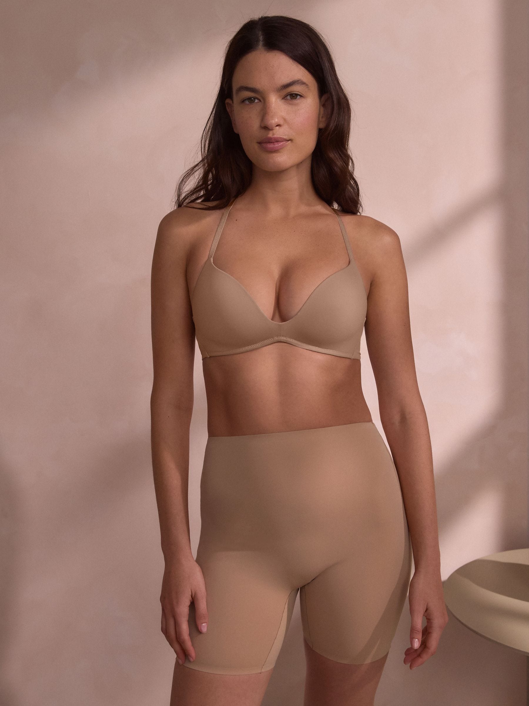 Licht beige - Vormgevende short met lage rug en buikcorrectie
