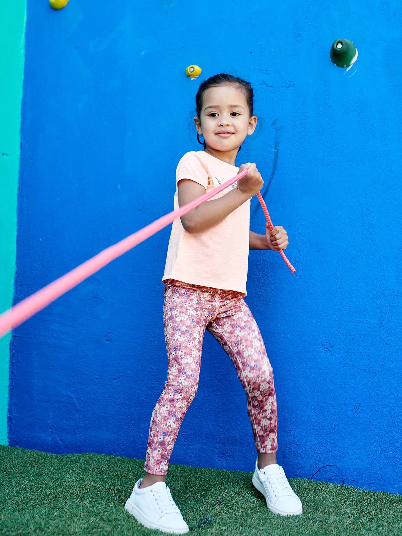 Leggings esportivas infantis azuis em tecido técnico com estampa.