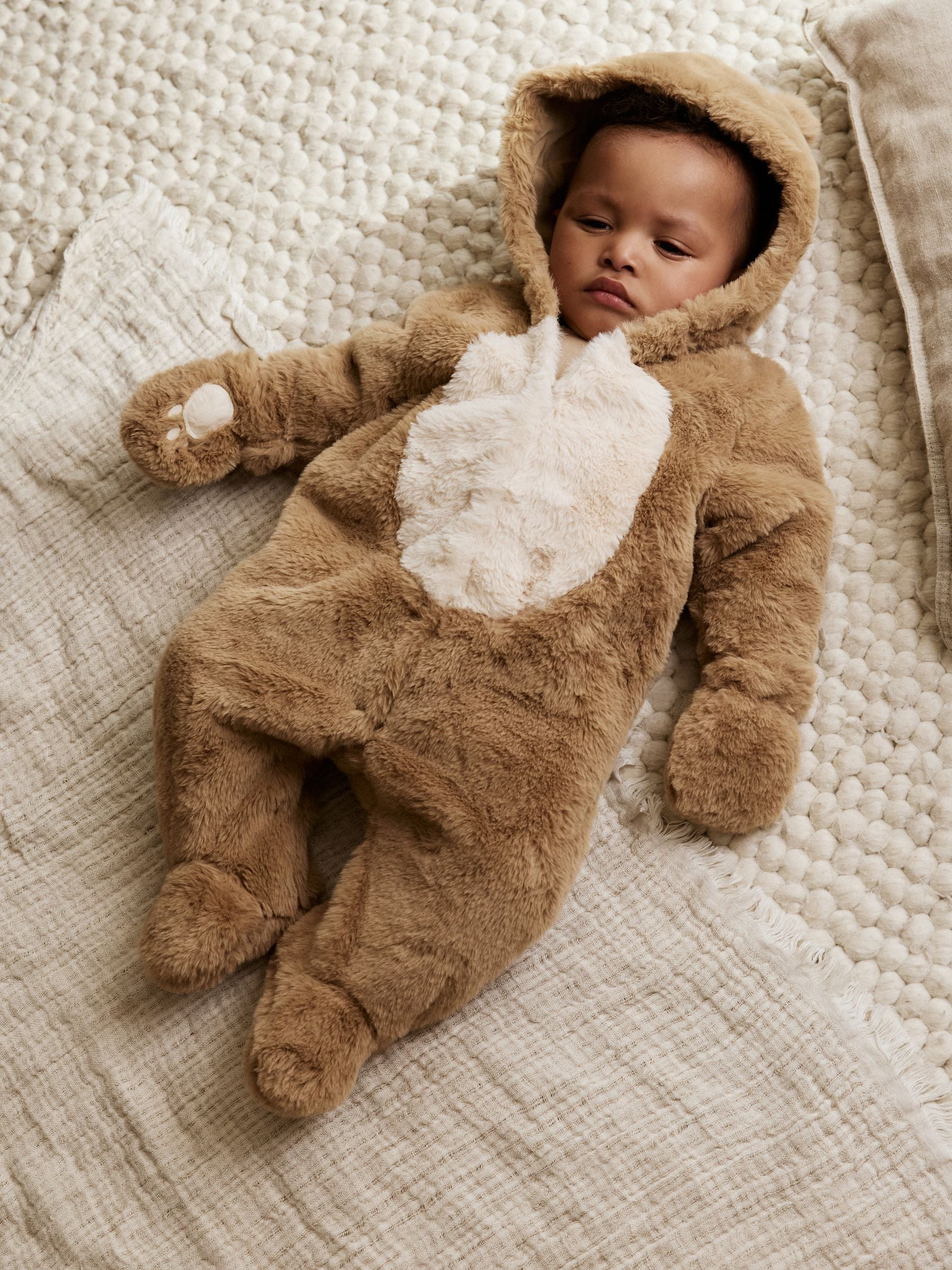Bruin met beer - Babypakje met capuchon van imitatiebont