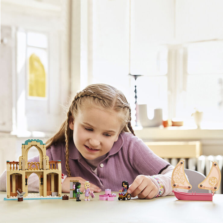 Lego Glinda, Elphaba og Nessarose på Shiz-universitetet