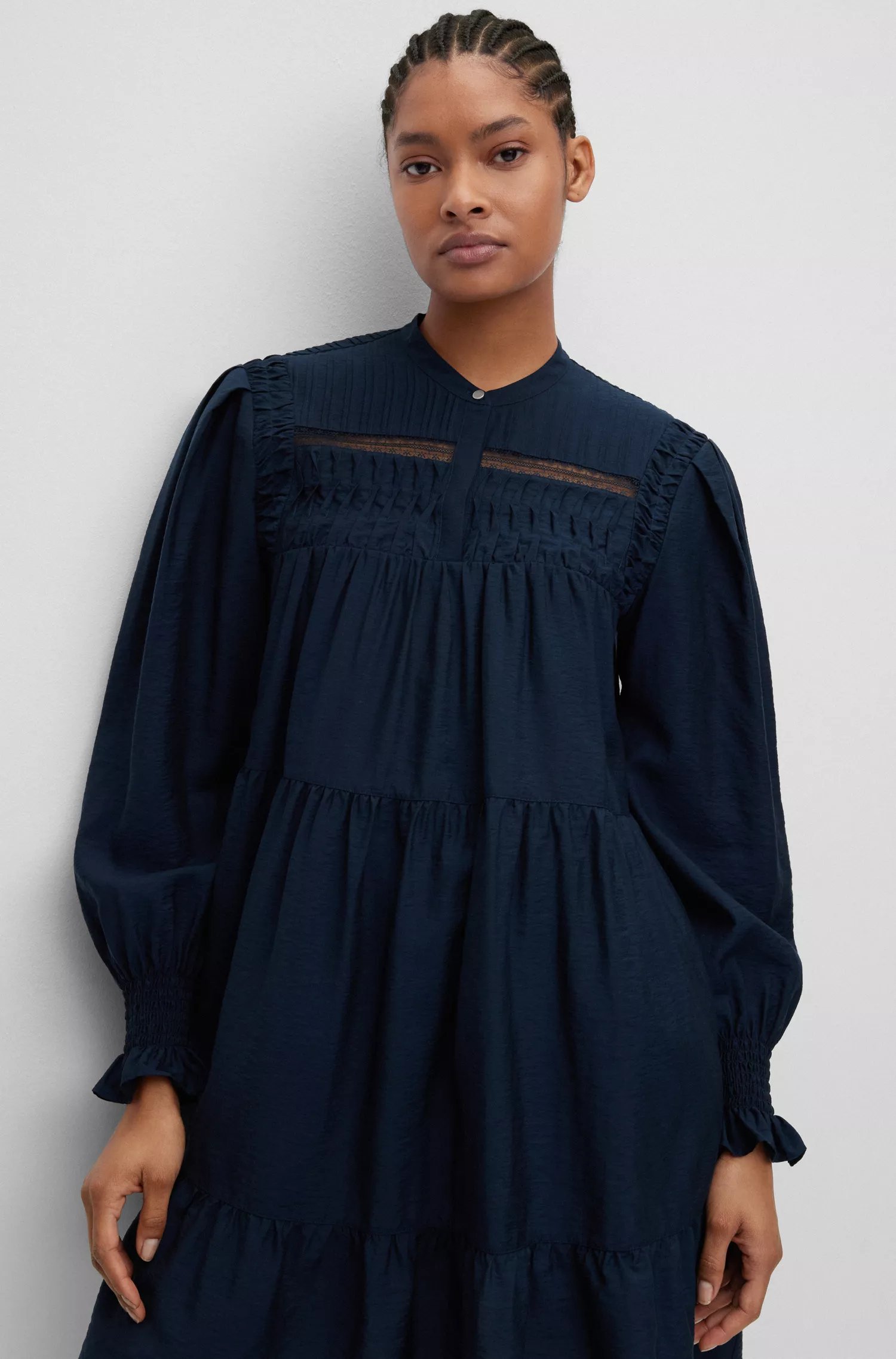Vestido túnica preto BOSS com pregas e detalhes em renda.