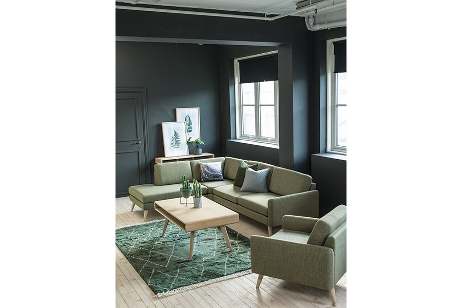 Villa hjørnesofa 3-seter duo med åpen ende høyre. I tekstil Synne Moss Green med Arm 18 og skrå hvitoljede eikeben.