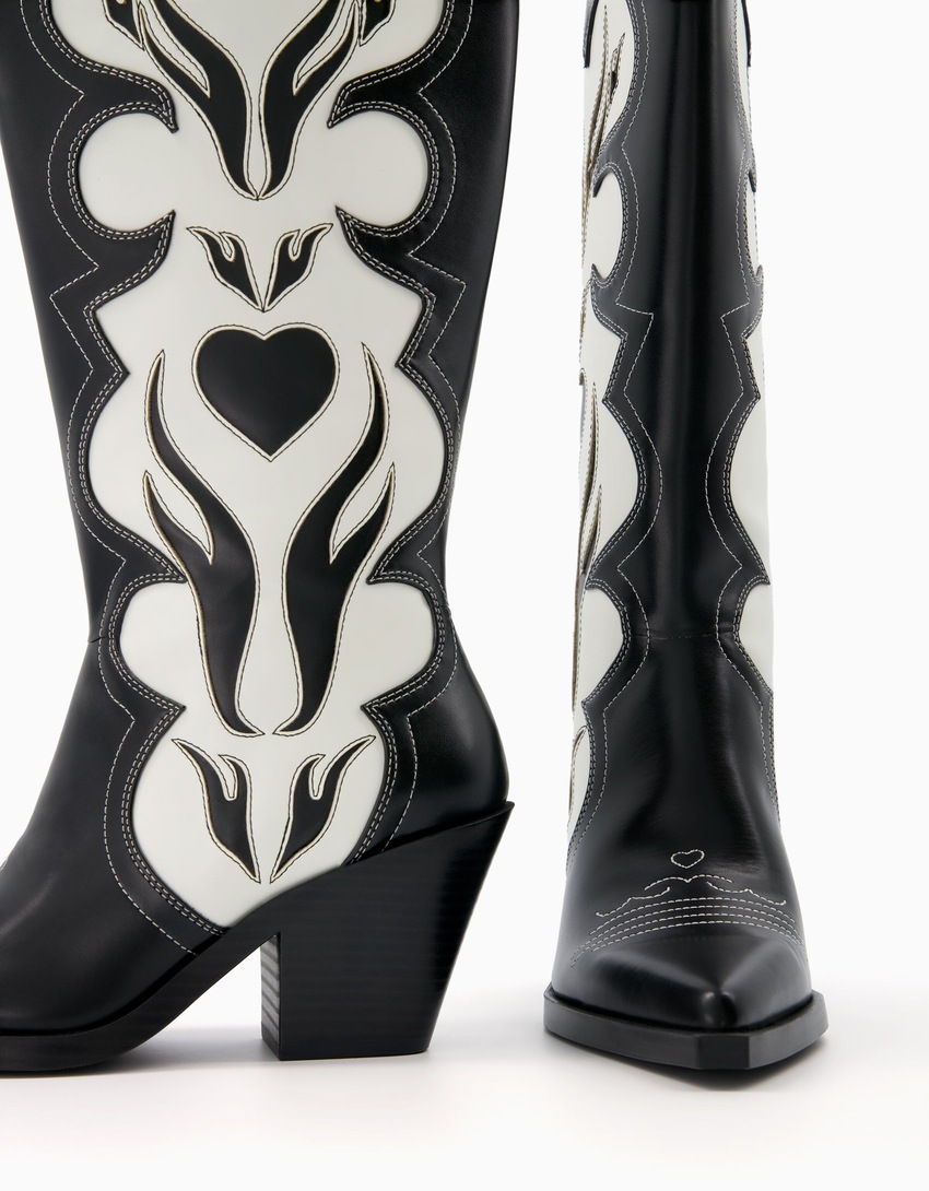 Botas de cowboy de salto alto com bordados contrastantes