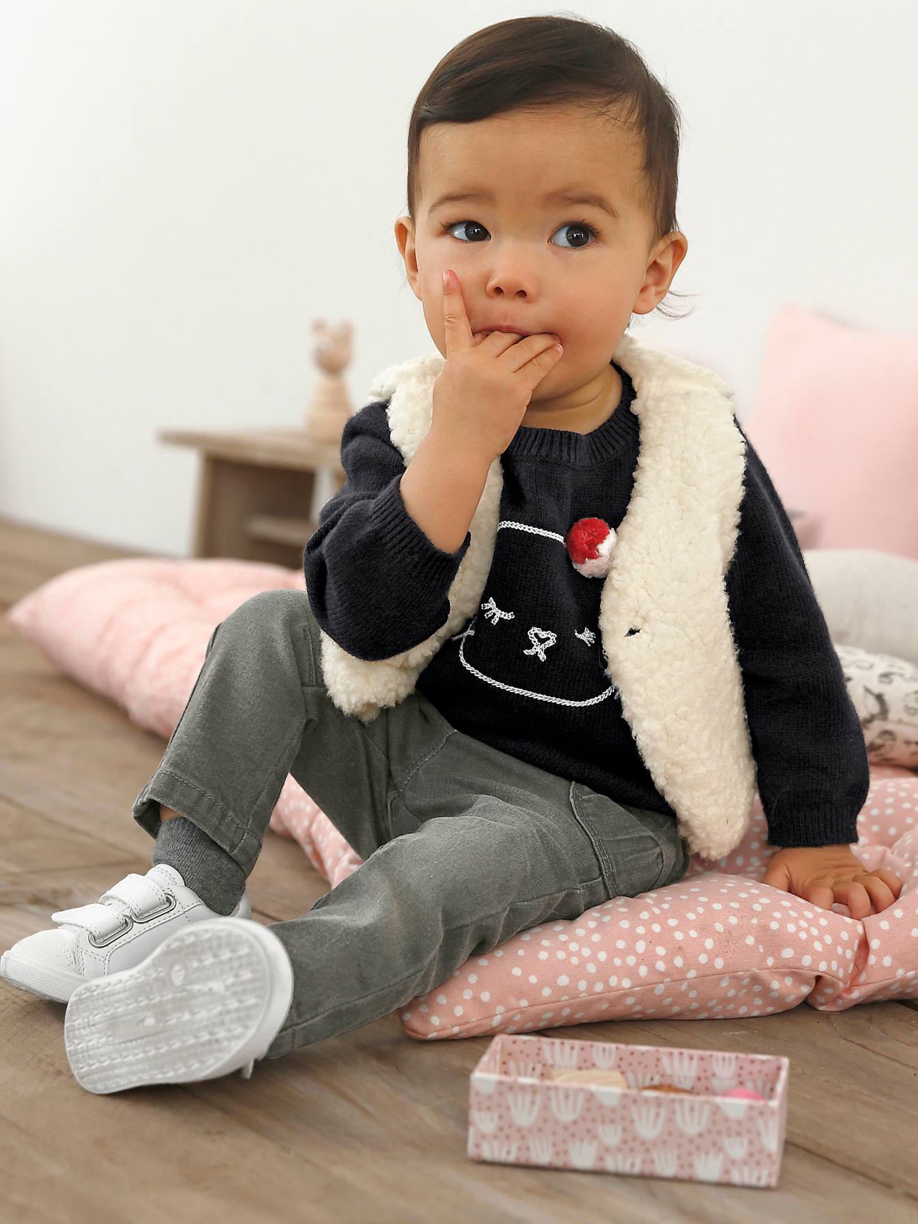 Tênis com fecho de velcro. Branco