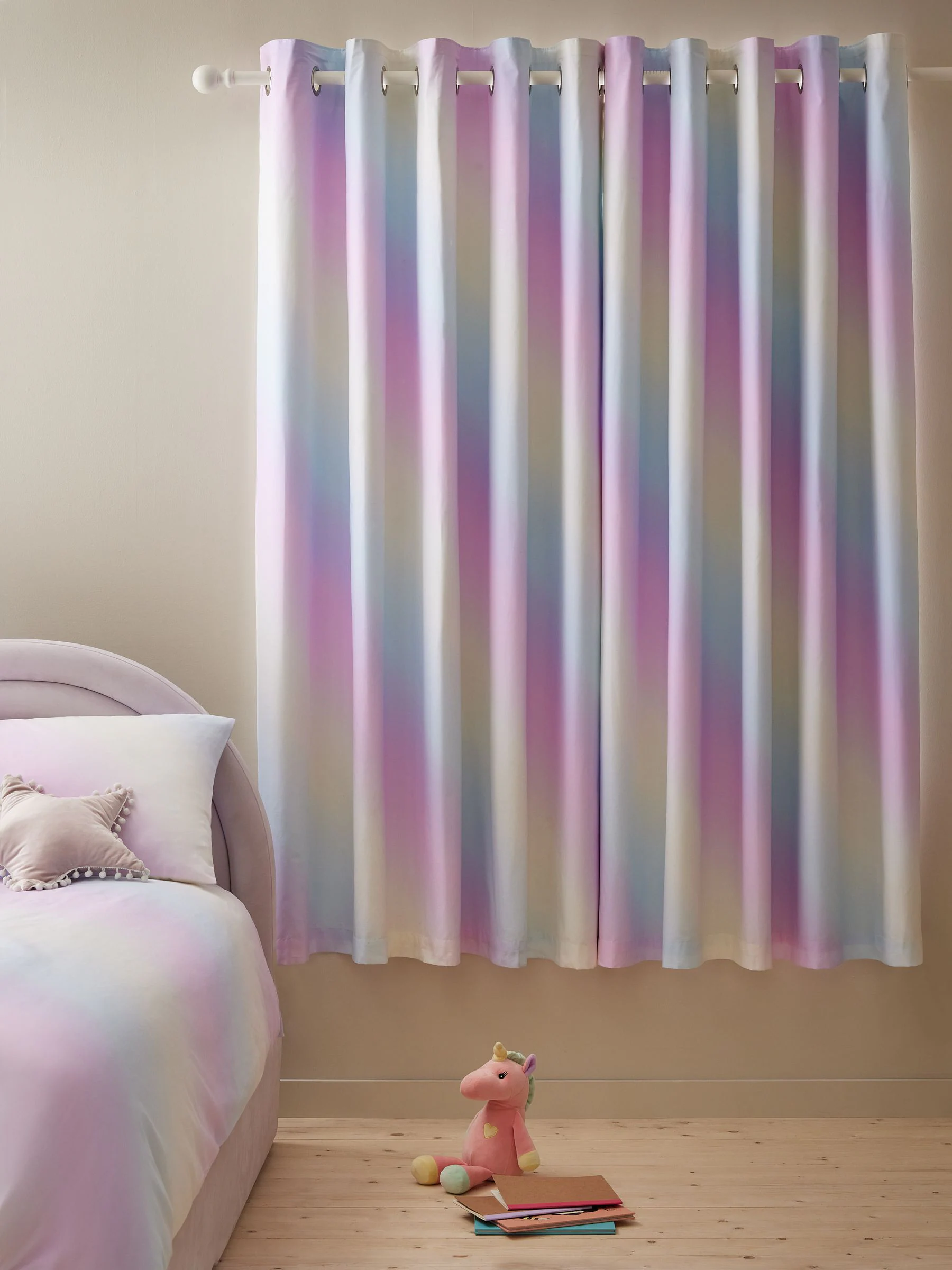 Verduisterende ombre ringgordijnen met regenboogprint