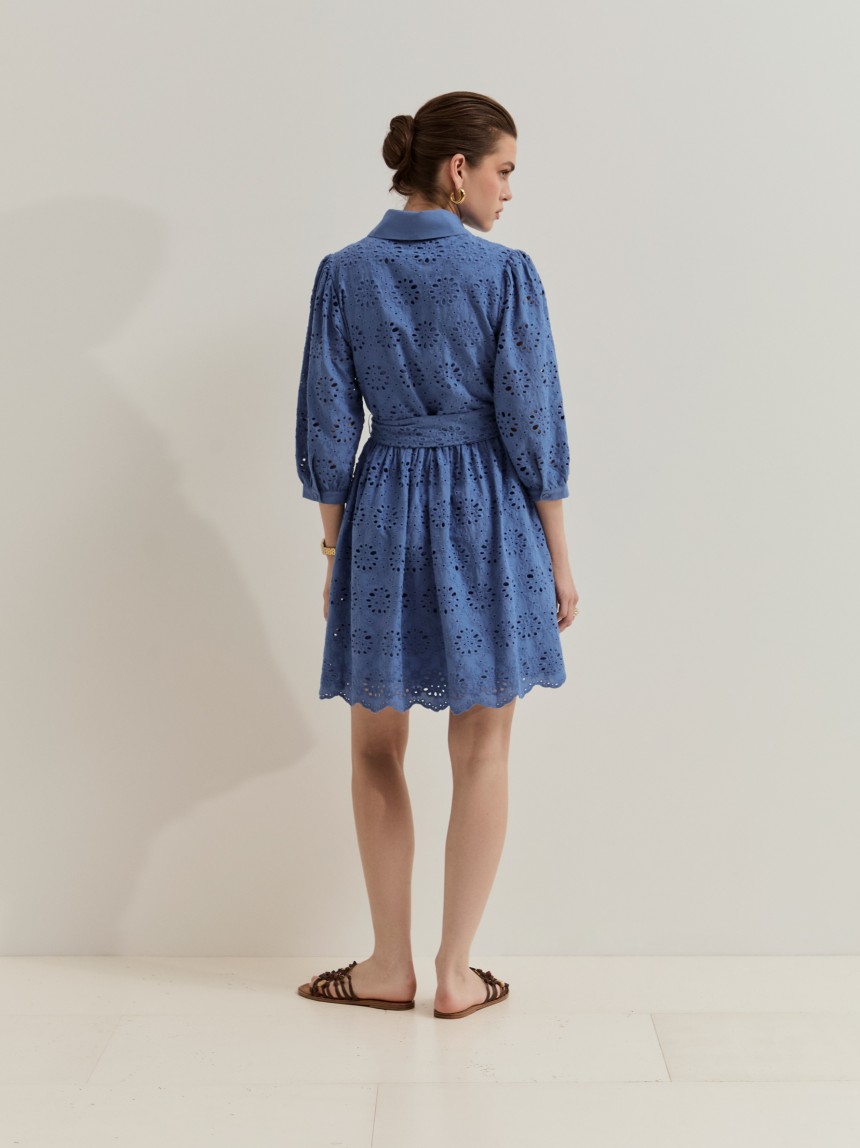 Vestido curto com bordado inglês
