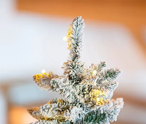 Evergreen LED-Weihnachtsbaum mit geflochtenem Übertopf, ca. 90 cm