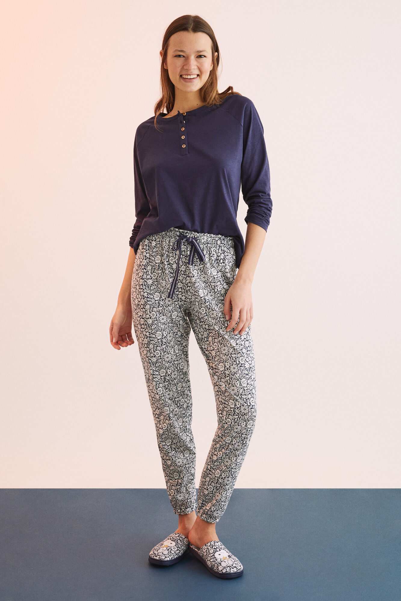Calça comprida com estampa floral, 100% algodão.