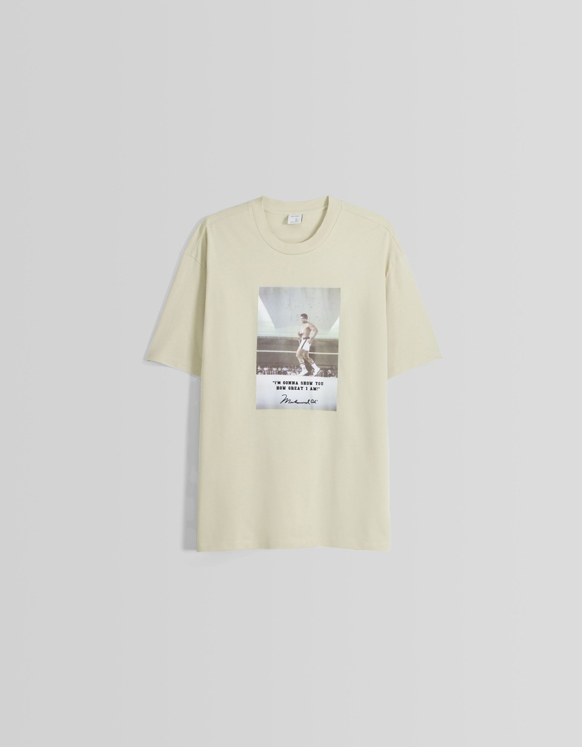 Camiseta de manga curta com estampa de Muhammad Ali e modelagem quadrada.
