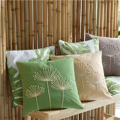 Coussin broderies et imprimé tropical