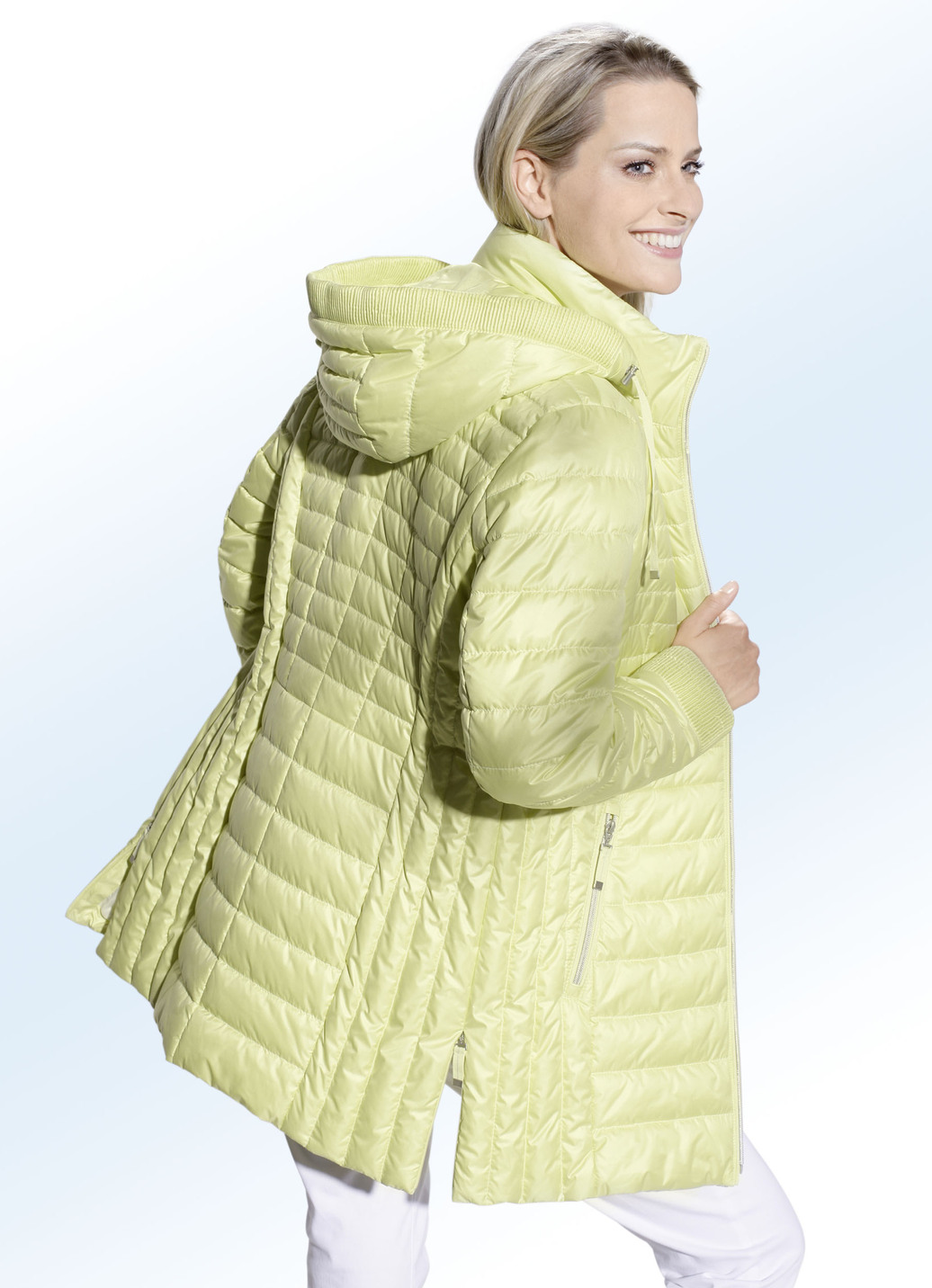 Jacke mit gesmoktem Rand an der abnehmbaren Kapuze