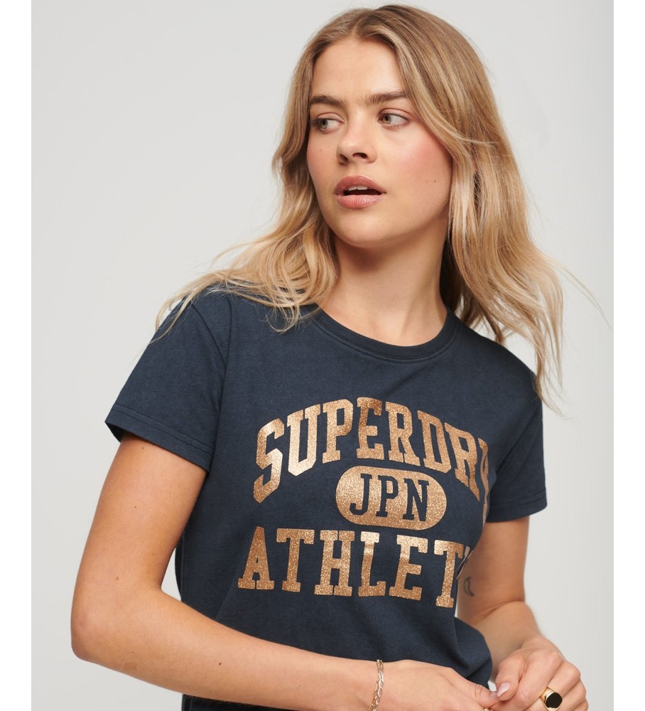 Camiseta Superdry College Graphic, cor azul marinho com estampa.