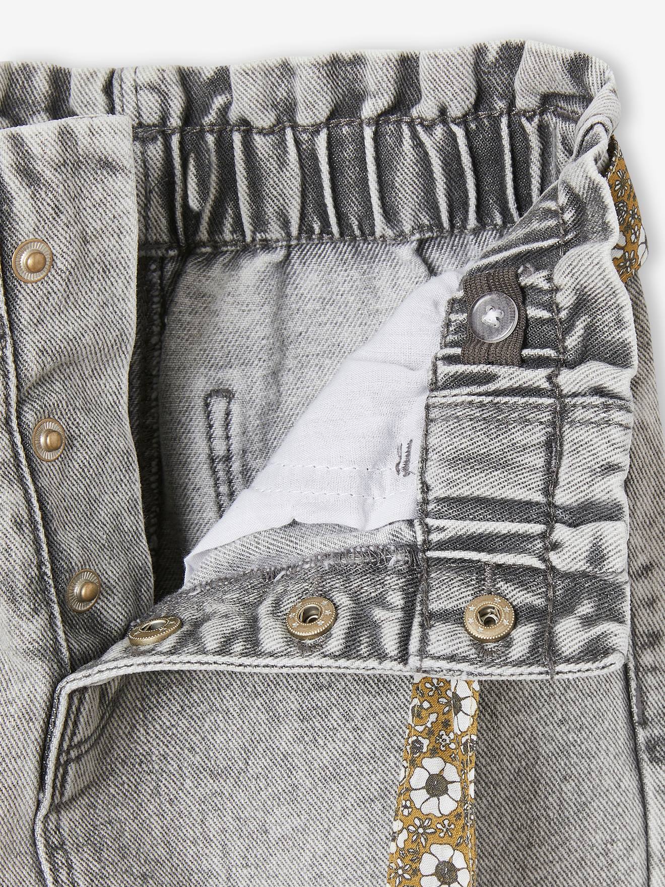Calça jeans estilo paperbag e cinto floral, garota de jeans cinza