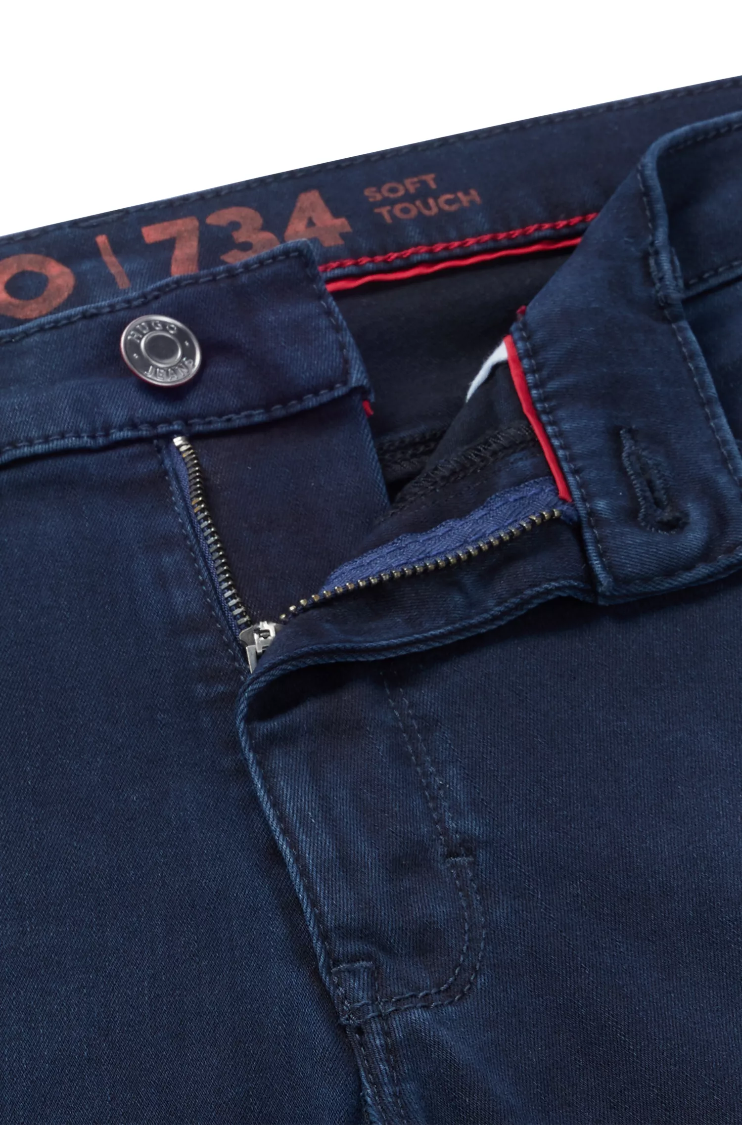 Calça jeans HUGO vermelha, extra slim fit, em denim azul com toque de cashmere.