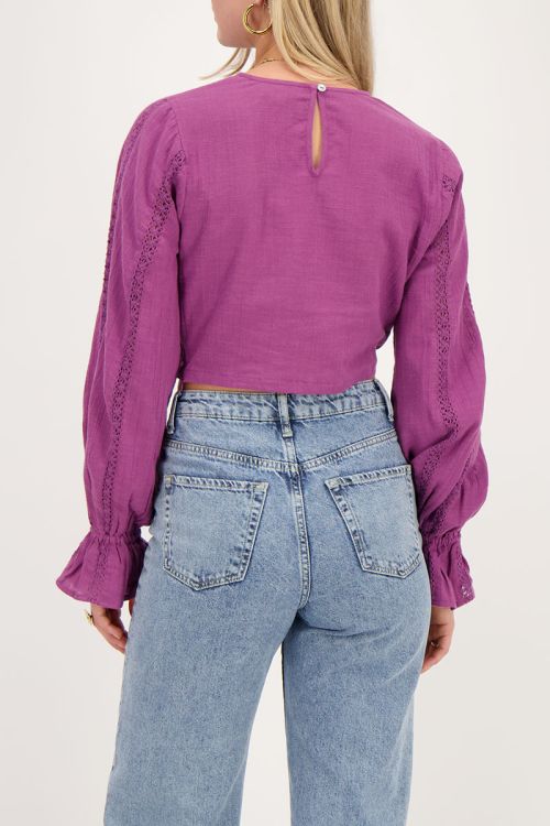 Paarse top met tapes en knoopdetail