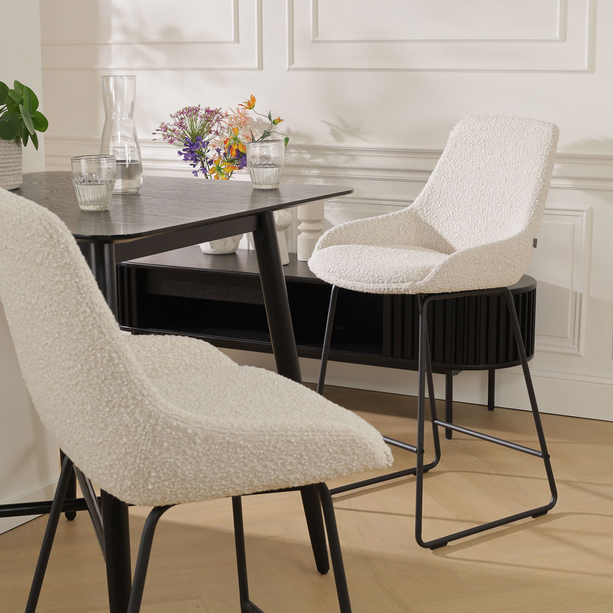 Barkruk Nino-Isa bouclé beige - zwart onderstel - 65cm