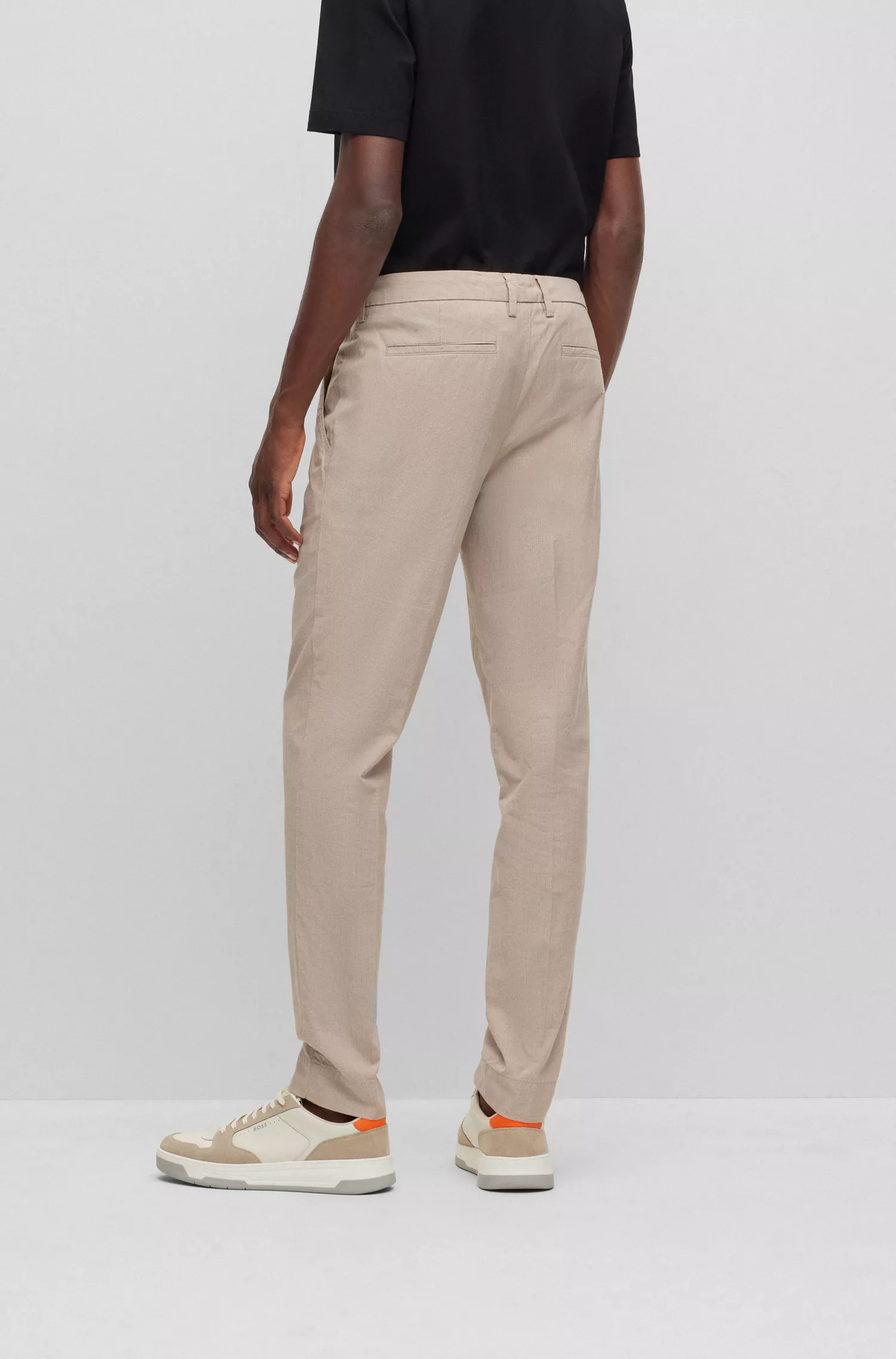 Calça BOSS preta de corte slim em mistura de algodão elástico com estampa.