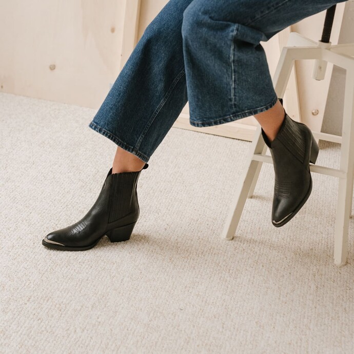 Bottines à talons et fronces  en cuir noir