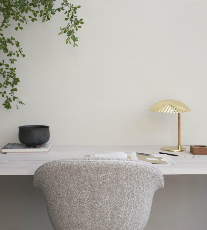 Gubi Bat eetkamersstoel gestof. zwart hot madison 495