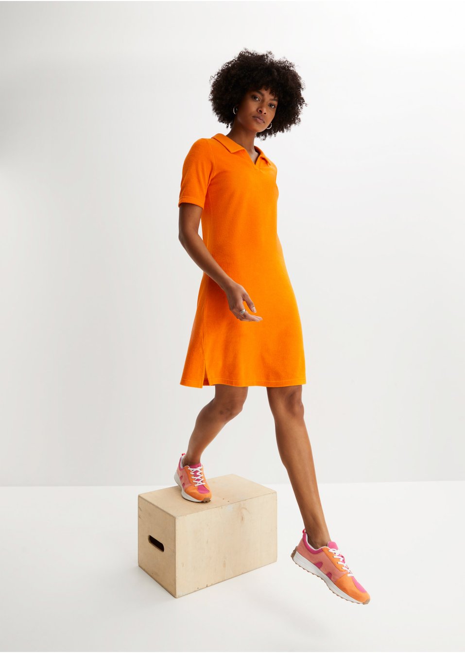 Robe en tissu éponge avec col polo