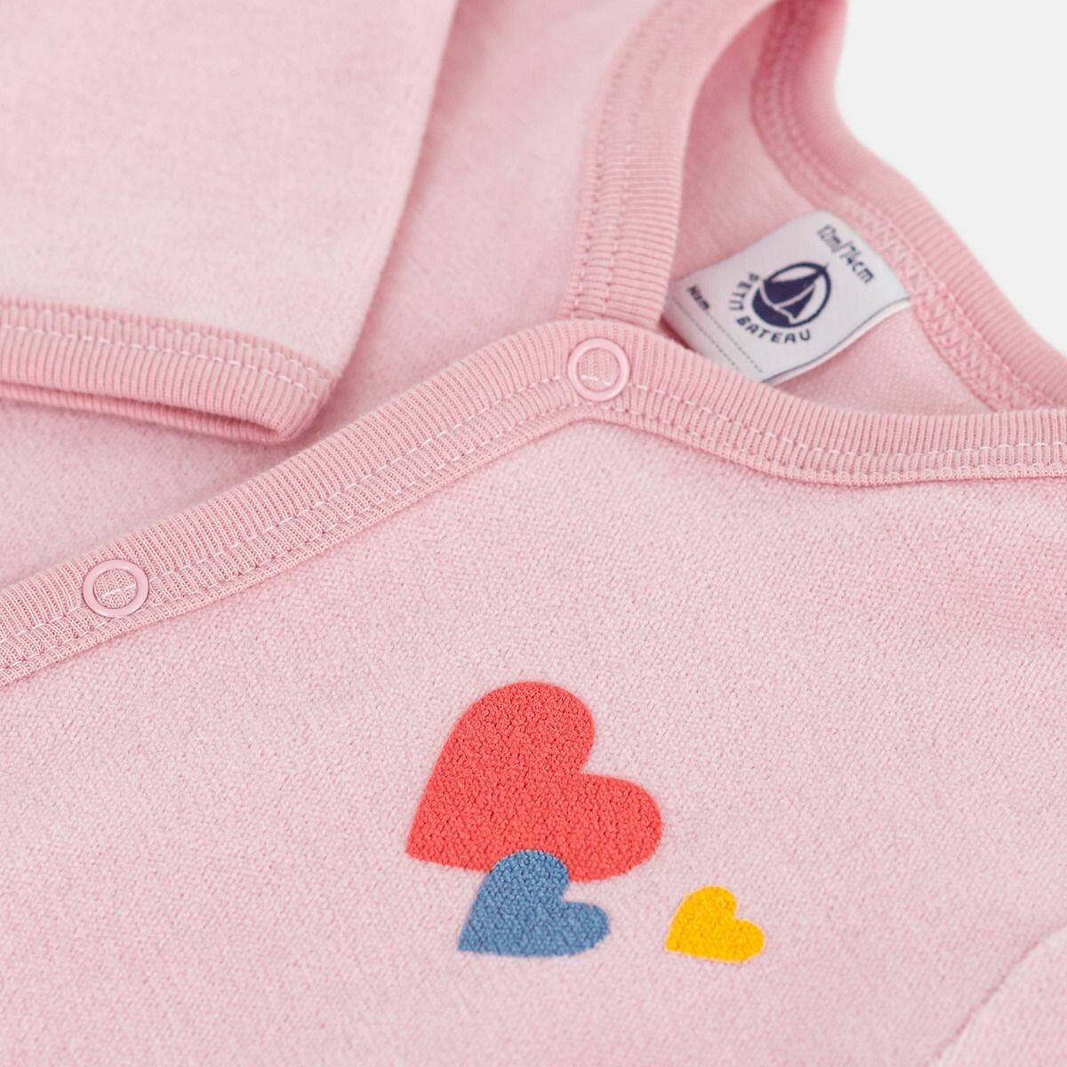 PETIT BATEAU<br>Pijama de bebê em veludo liso com corações no peito