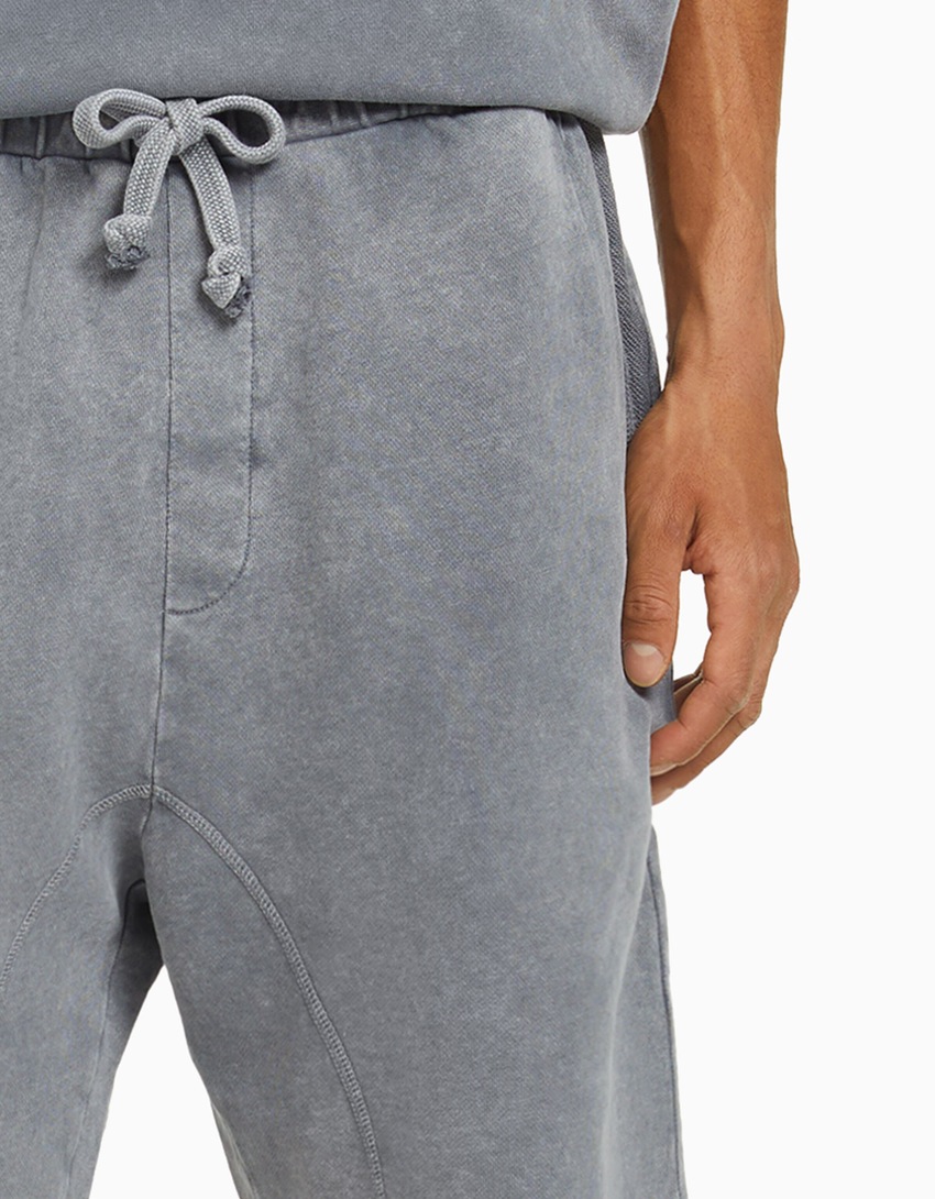 Bermudas de pelúcia com efeito desbotado
