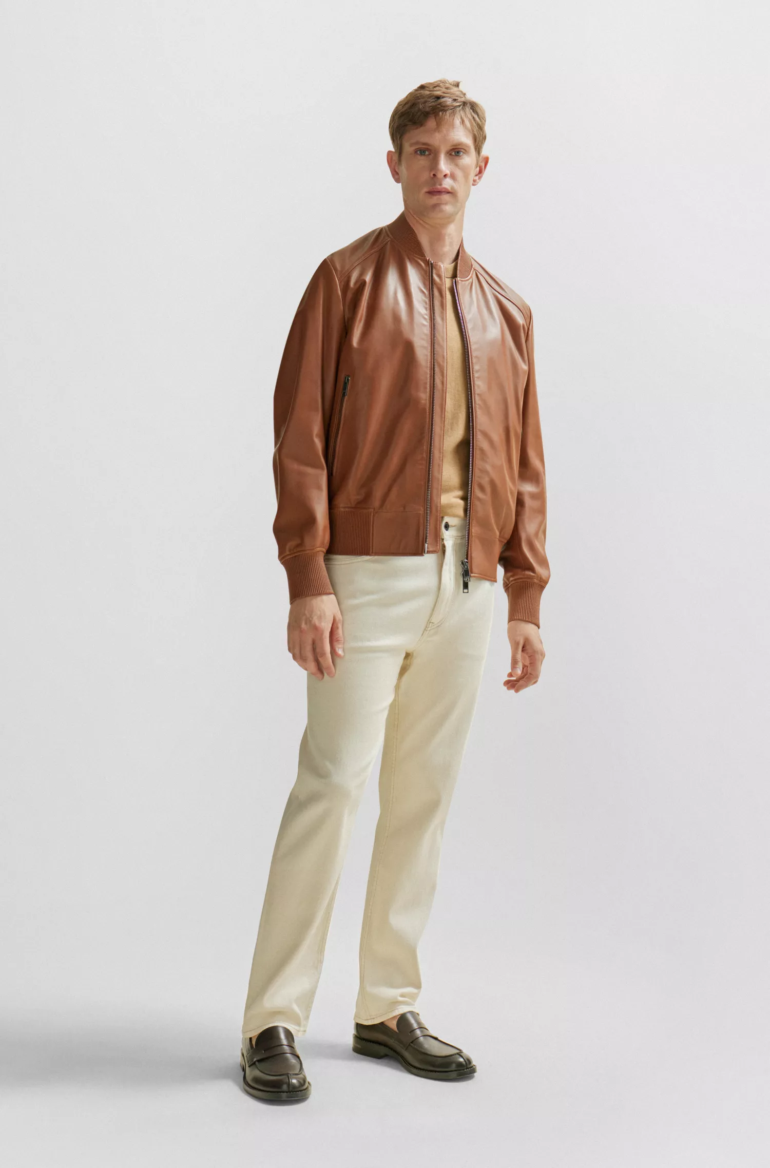 Calça jeans BOSS Camel, corte regular, em denim bege de luxo e conforto.