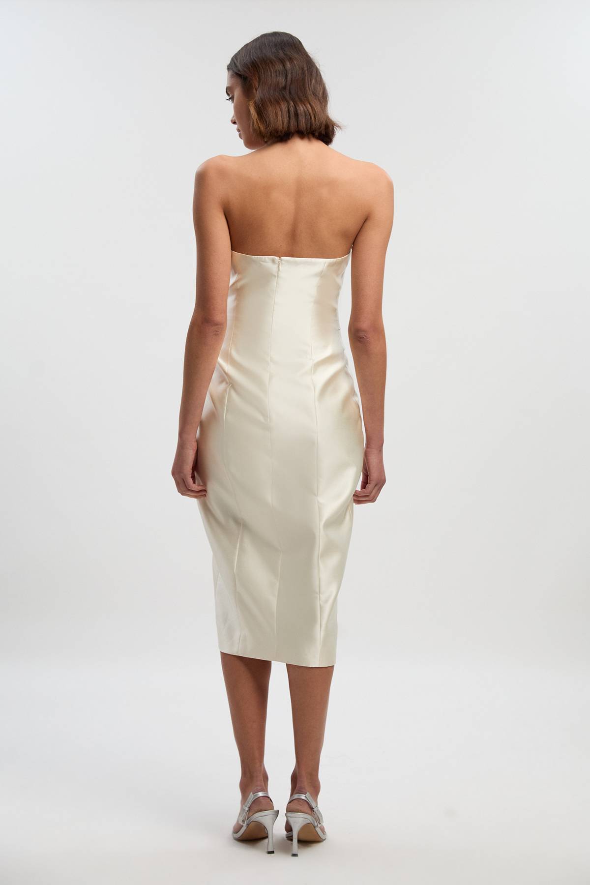 KarenMillen Robe Midi Ajustée à Col Asymétrique Structuré avec Détails de Passepoil en Satin Sergé
