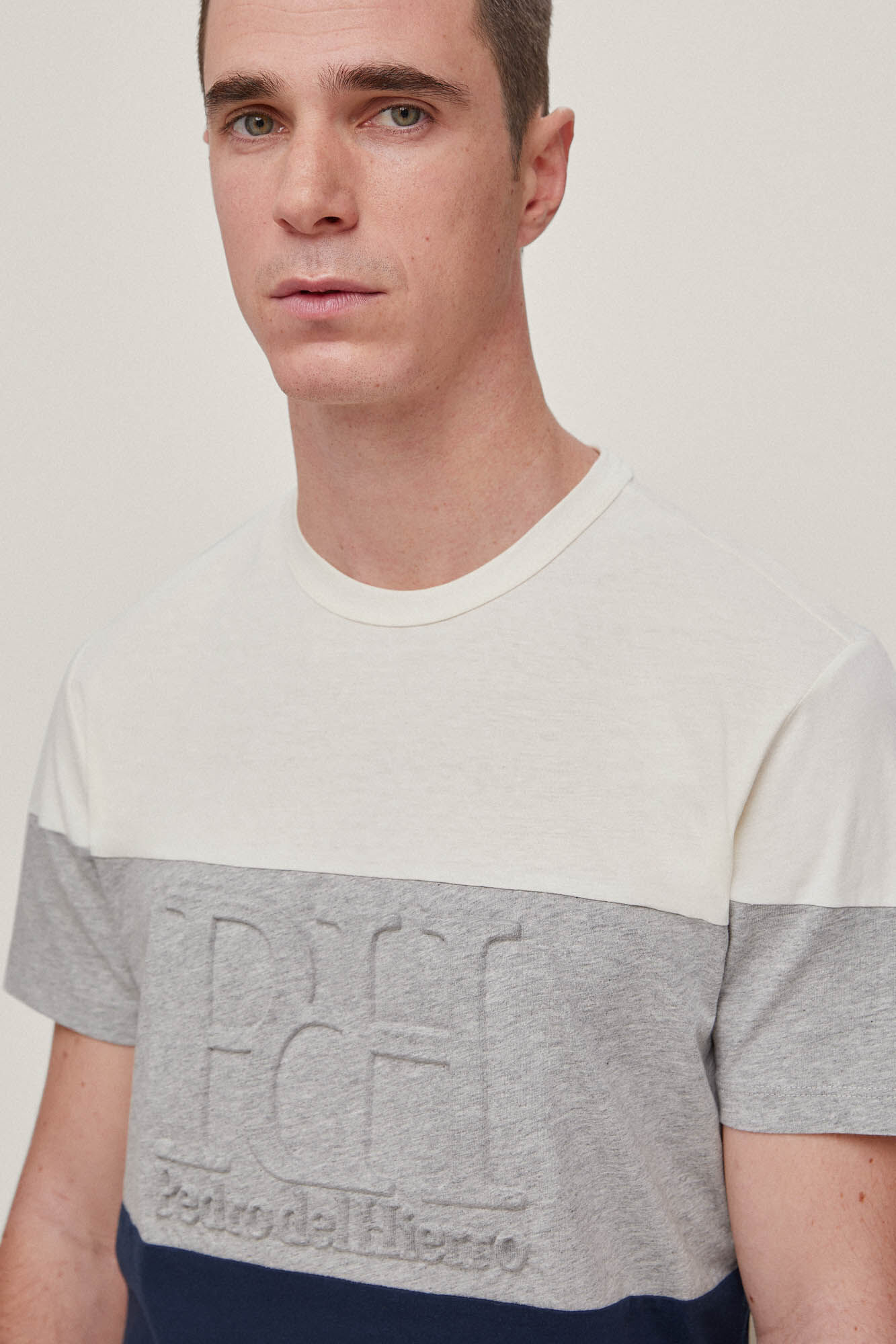 Camiseta com estampa de blocos de logotipo - Cinza