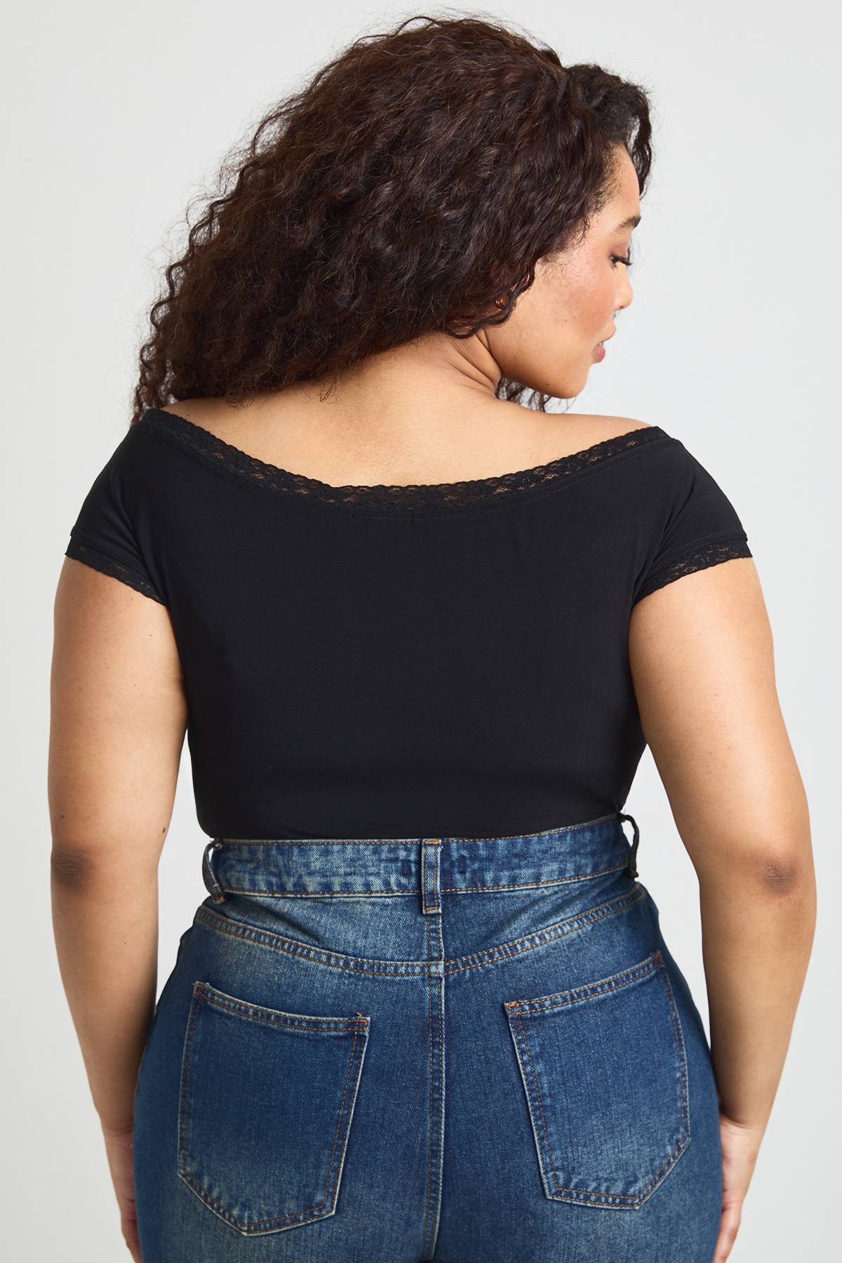 boohoo Body Grande Taille à Épaules Dénudées avec Finition Dentelle