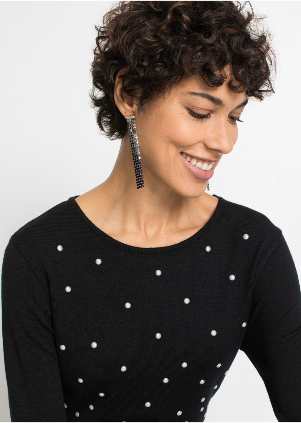 Robe en maille avec éléments perles décoratifs