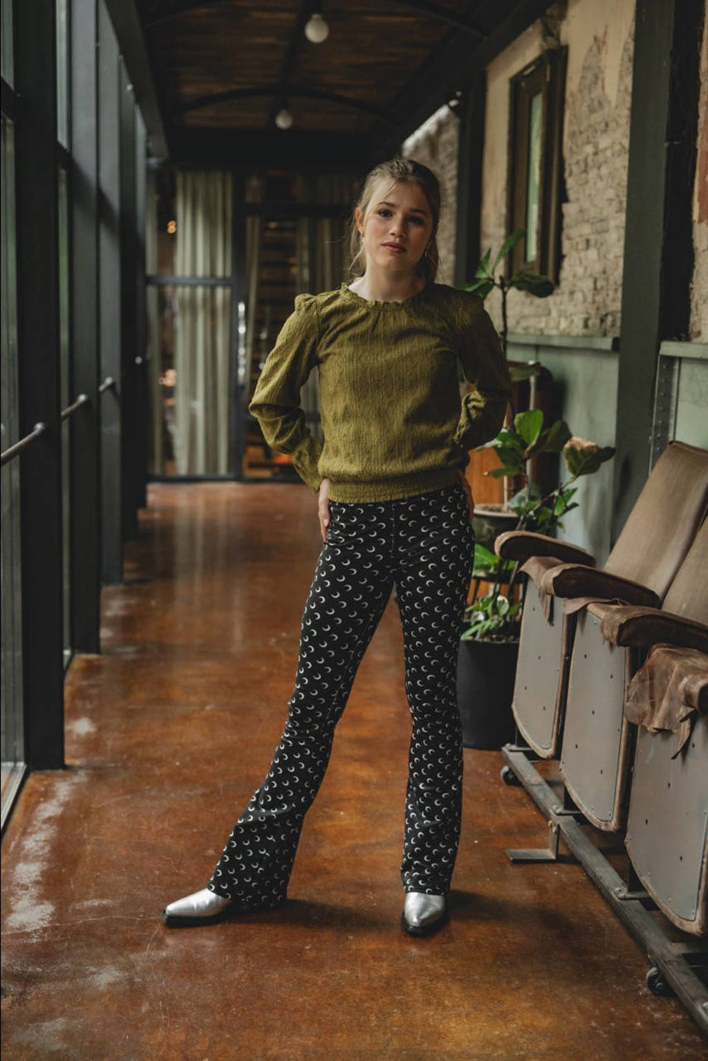 LOOXS flared broek met all over print zwart/ecru