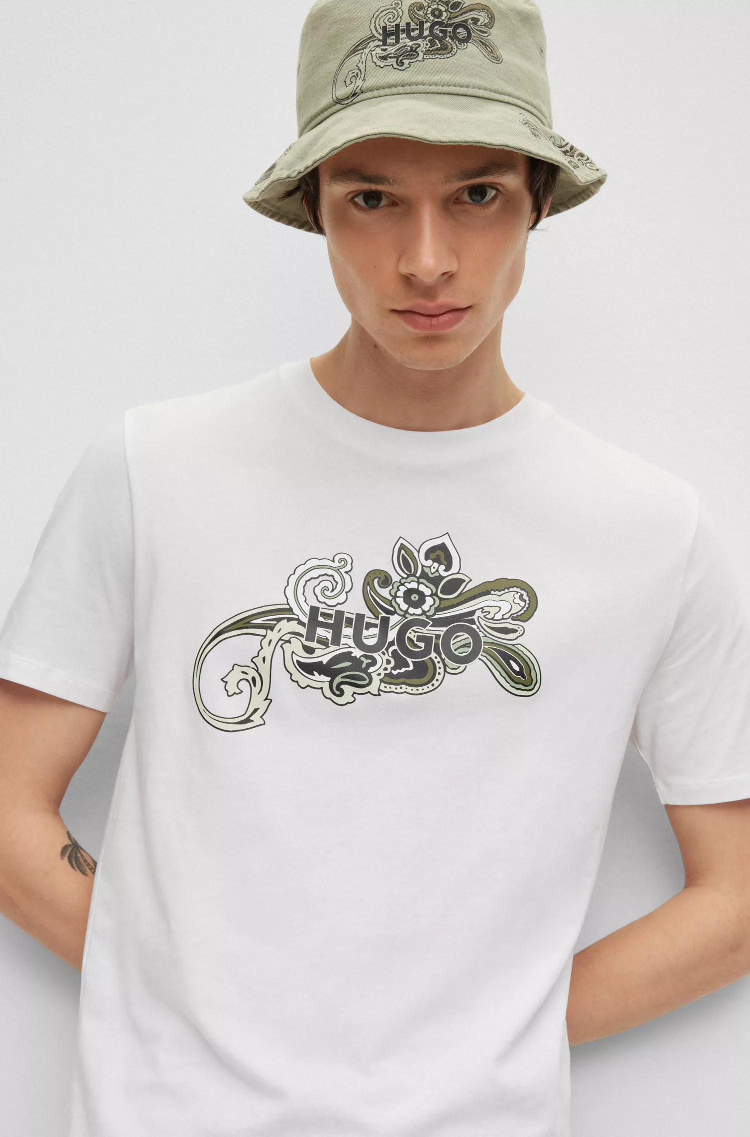 Camiseta HUGO vermelha em malha de algodão com estampa paisley e logotipo.