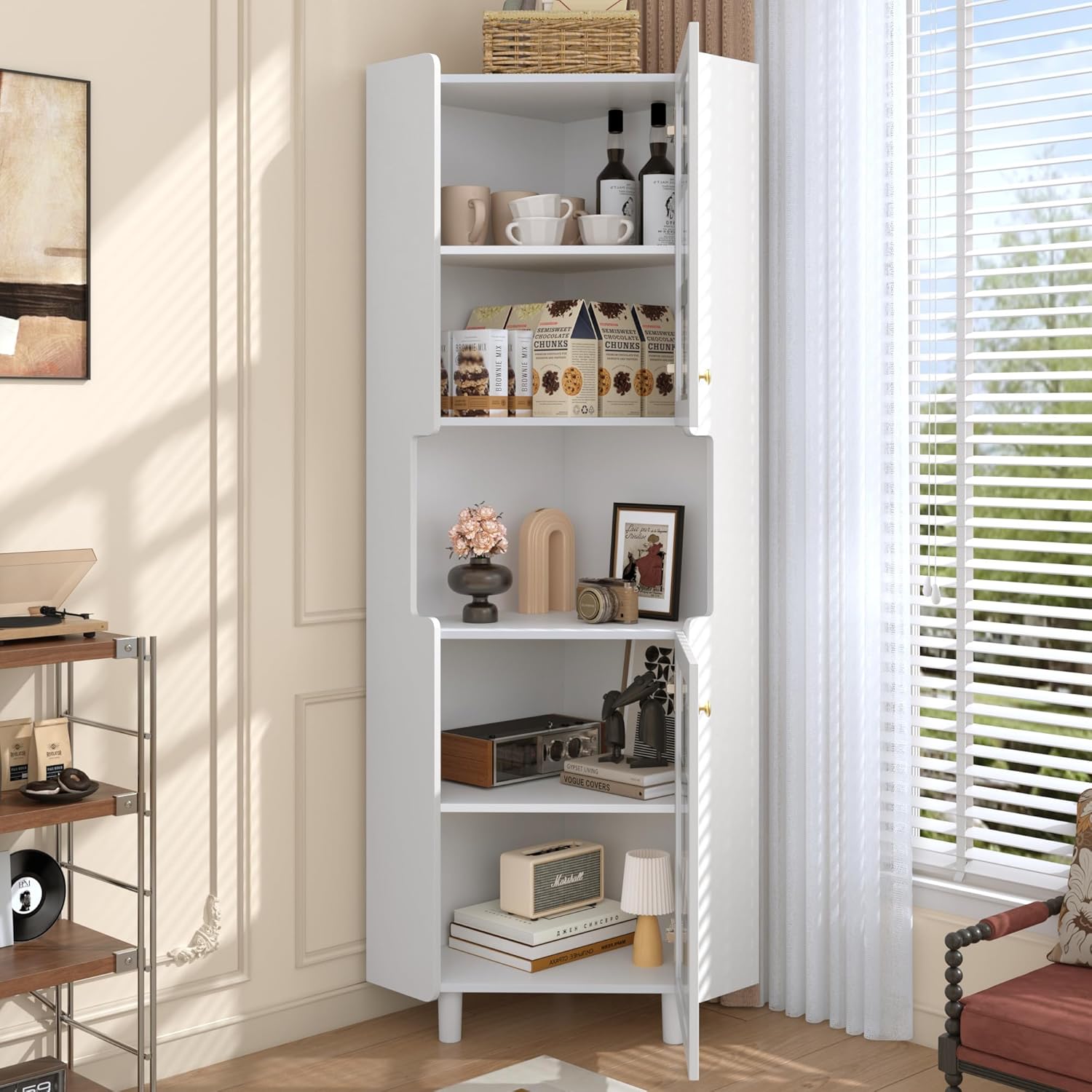 Merax Eckschrank Hochschrank mit LED - Beleuchtung, Eckregal Standregal mit Glas Türen, 2 Ablagefächern und Verstellbaren Einlegeböden, für Wohnzimmer, Esszimmer, MDF-Platte, Weiß/63.5x0x157.5 cm