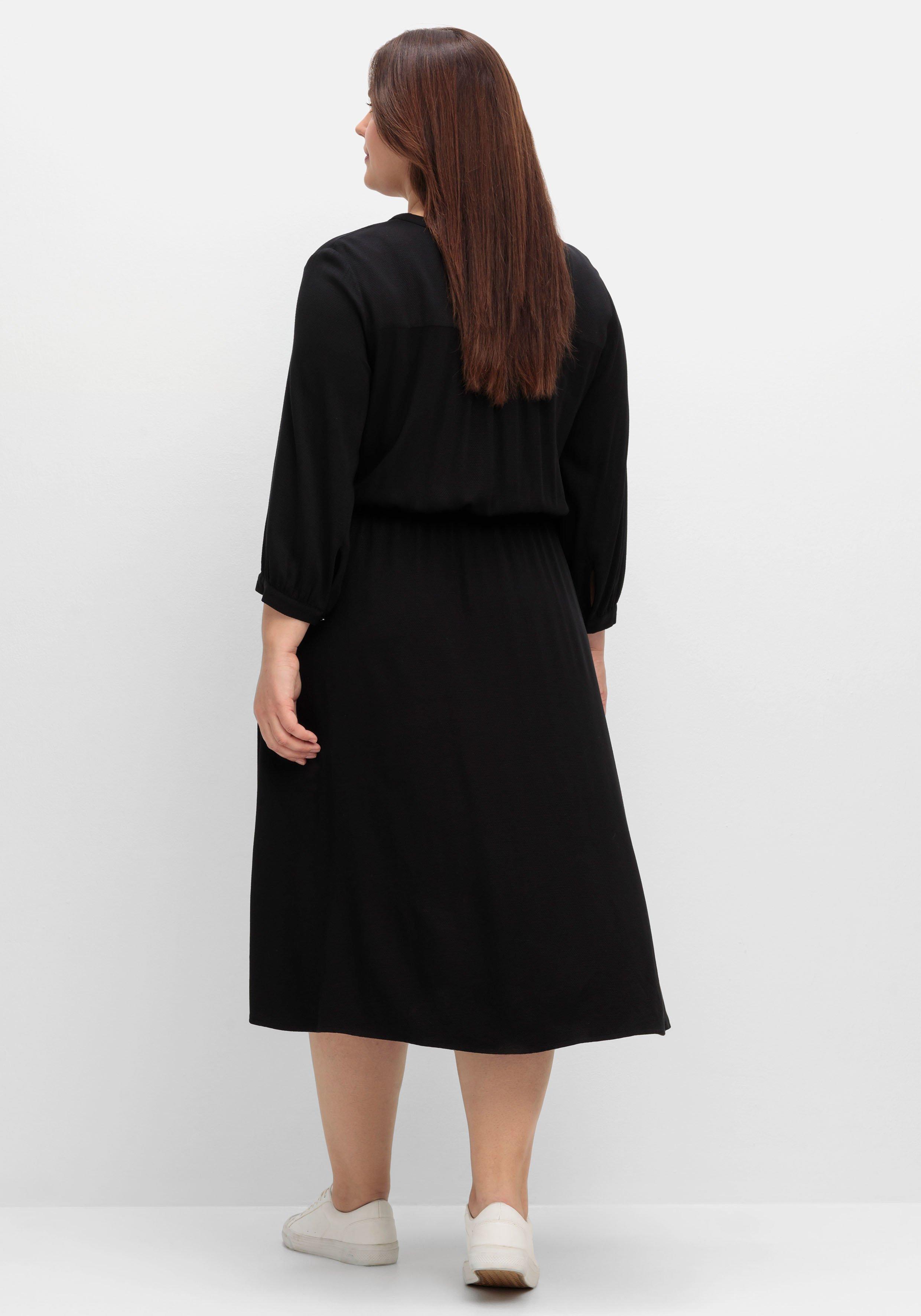 Tailliertes Kleid mit Taschen, in Strukturqualität
