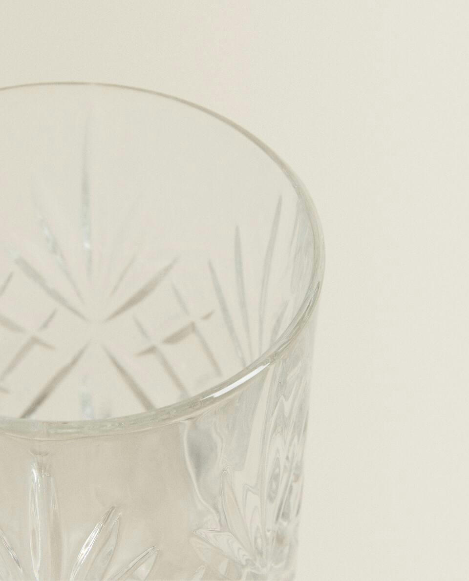Copo de cristal com design em relevo